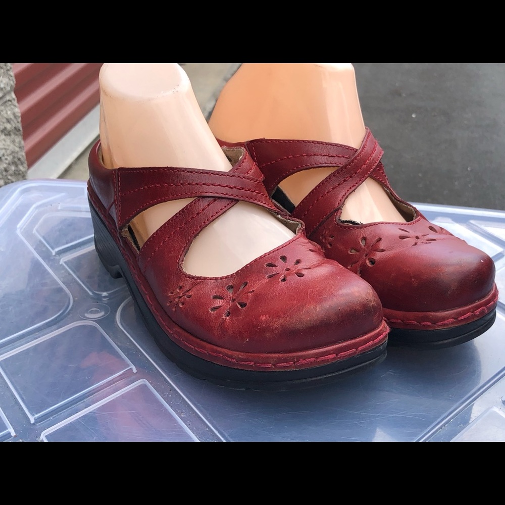 Klogs Slip Resistant Red Leather Clogs Sandals - Picture 2 of 13